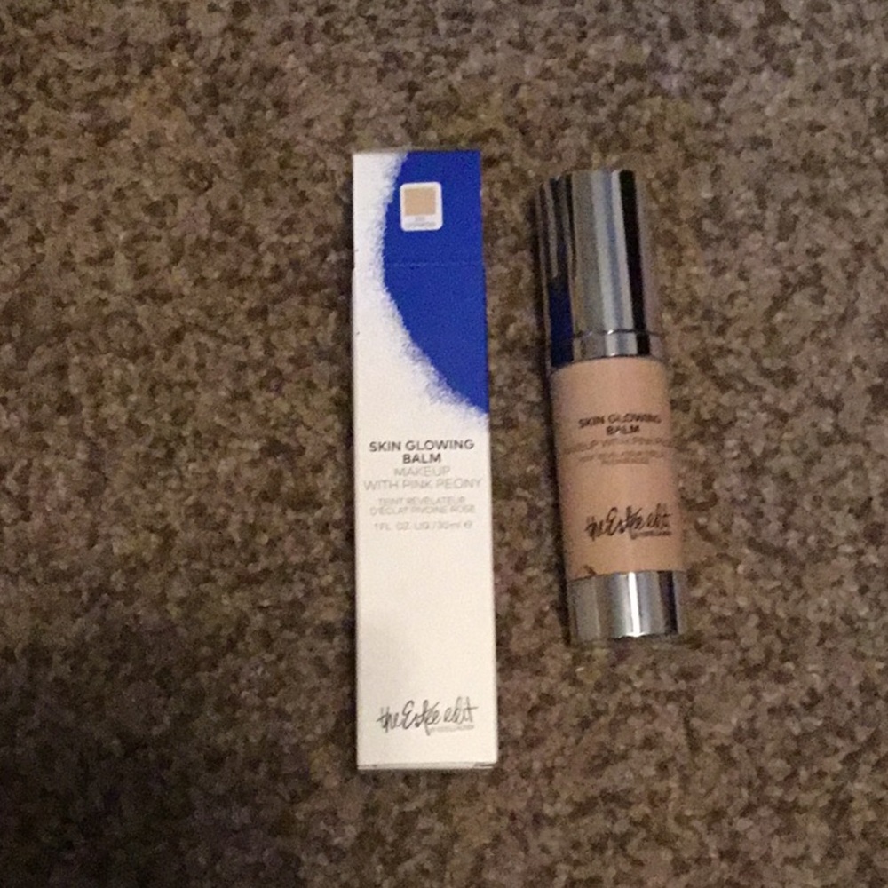 the Estee edit Skin Glowing Balm 210 Chamois